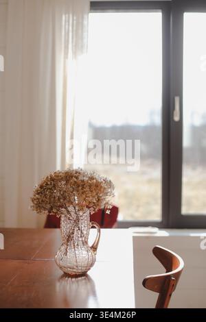 Hydrangée sèche, coquelicot et amarante dans un vase élégant en gros plan. décoration intérieure dans le salon moderne. Thanksgiving et Halloween. Floral d'automne Banque D'Images