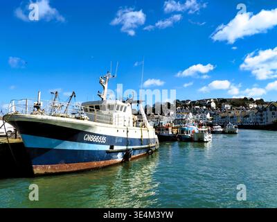 Bateaux de pêche amarrés au quai dans le port de Brixham. Banque D'Images