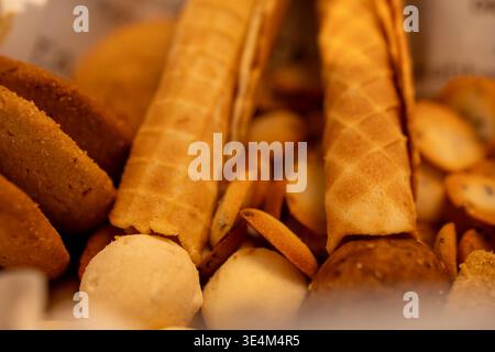 Un tableau coloré de cônes gaufrés et de cookies parfait pour les friandises de crème glacée et le plaisir sucré Banque D'Images