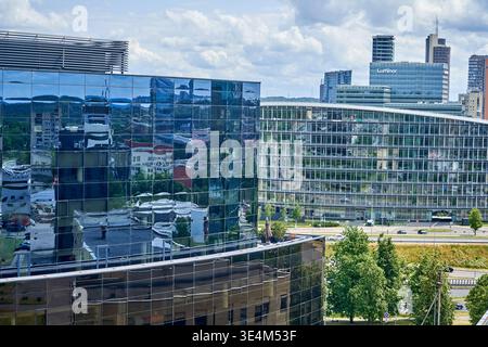 Paysage urbain moderne avec immeubles de bureaux contemporains en verre aux façades réfléchissantes dans un quartier d'affaires européen. Le premier plan affiche une Banque D'Images