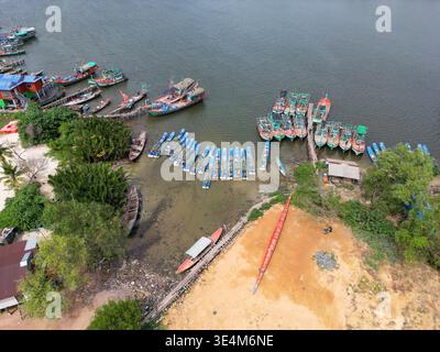 Vue aérienne des bateaux de pêche et des cabanes de pêcheurs à l'embouchure de Preaek Tuek Chhu (rivière Kampot) dans la province de Kampot sur la côte sud du Cambodge Banque D'Images