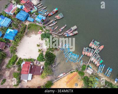 Vue aérienne des bateaux de pêche et des cabanes de pêcheurs à l'embouchure de Preaek Tuek Chhu (rivière Kampot) dans la province de Kampot sur la côte sud du Cambodge Banque D'Images