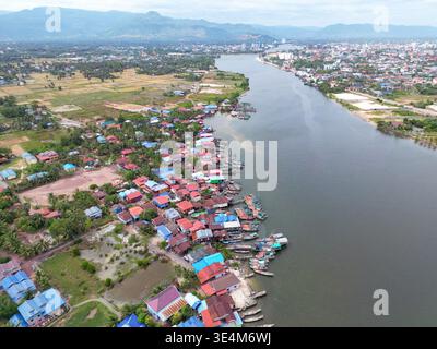Vue aérienne des bateaux de pêche et des cabanes de pêcheurs à l'embouchure de Preaek Tuek Chhu (rivière Kampot) dans la province de Kampot sur la côte sud du Cambodge Banque D'Images