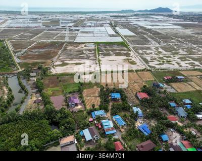 Vue aérienne du paysage avec des champs de sel à l'embouchure de Preaek Tuek Chhu (rivière Kampot) dans la province de Kampot sur la côte sud du Cambodge Banque D'Images