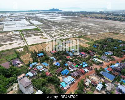 Vue aérienne du paysage avec des champs de sel à l'embouchure de Preaek Tuek Chhu (rivière Kampot) dans la province de Kampot sur la côte sud du Cambodge Banque D'Images