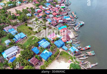 Vue aérienne des bateaux de pêche et des cabanes de pêcheurs à l'embouchure de Preaek Tuek Chhu (rivière Kampot) dans la province de Kampot sur la côte sud du Cambodge Banque D'Images