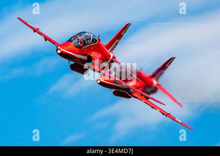 Ostrava, République tchèque - 21 septembre 2025 : Red Arrows BAE Hawk T1 Synchro Pair Opposing Pass Banque D'Images