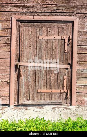 Vieille porte en bois avec cadenas en métal rouillé Banque D'Images