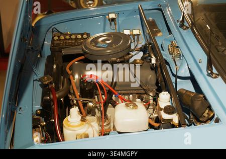Une vue détaillée du moteur VAZ 2101 et de ses composants est photographiée de dessus à l'intérieur du capot avant ouvert, montrant une pièce polie et bien entretenue Banque D'Images