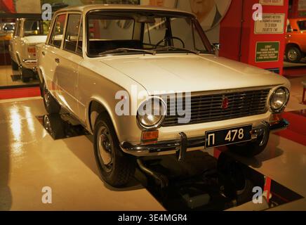 Beige VAZ-2101 (Lada 2101) du côté conducteur, montrant des sièges beiges, un volant à deux branches et des détails chromés sur la porte, le rétroviseur. Banque D'Images