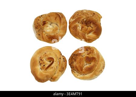 Quatre fraîchement cuits avec des rouleaux de fromage cottage disposés sur un fond blanc. Les rouleaux sont brun doré avec un fini brillant et saupoudrés de sésame Banque D'Images