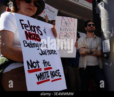 Los Angeles, États-Unis. 28 mars 2026. Les gens manifestent lors d’une manifestation « No Kings », à Studio City, Calif, le 28 mars 2026. La manifestation dans la région de Los Angeles fait partie d’une mobilisation nationale contre diverses politiques de l’administration Trump, y compris les politiques d’immigration et de guerre. (Photo de Raquel G. Frohlich/Sipa USA). Crédit : Sipa USA/Alamy Live News Banque D'Images