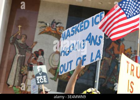 Los Angeles, États-Unis. 28 mars 2026. Une manifestation « No Kings », à Studio City, Calif, le 28 mars 2026. La manifestation dans la région de Los Angeles fait partie d’une mobilisation nationale contre diverses politiques de l’administration Trump, y compris les politiques d’immigration et de guerre. (Photo de Raquel G. Frohlich/Sipa USA). Crédit : Sipa USA/Alamy Live News Banque D'Images