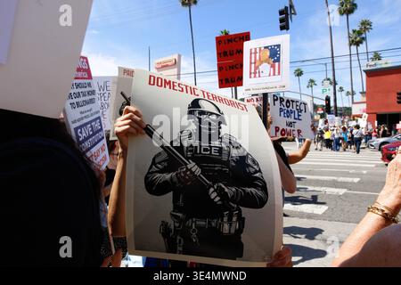 Los Angeles, États-Unis. 28 mars 2026. Une manifestation « No Kings », à Studio City, Calif, le 28 mars 2026. La manifestation dans la région de Los Angeles fait partie d’une mobilisation nationale contre diverses politiques de l’administration Trump, y compris les politiques d’immigration et de guerre. (Photo de Raquel G. Frohlich/Sipa USA). Crédit : Sipa USA/Alamy Live News Banque D'Images