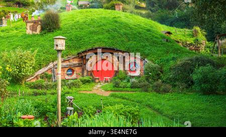 Hobbit House and Garden in the Shire, Hobbiton Movie Set, Matamata, Waikato, Île du Nord, nouvelle-Zélande Banque D'Images