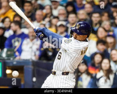 Milwaukee, États-Unis. 28 mars 2026. David Hamilton, troisième joueur de base des Milwaukee Brewers, frappe un seul dans la troisième manche du match MLB entre les White Sox de Chicago et les Brewers de Milwaukee à American Family Field à Milwaukee, Wisconsin, le samedi 28 mars 2026. Photo de Tannen Maury/UPI crédit : UPI/Alamy Live News Banque D'Images