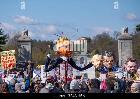 Washington, DC., États-Unis d'Amérique. 28 mars 2026. Les manifestants se rassemblent au Memorial Circle à l'extérieur du cimetière d'Arlington pour se préparer à traverser le pont commémoratif d'Arlington. Les manifestations continuent de s'intensifier à l'approche des élections de mi-mandat où les démocrates espèrent renverser les républicains pour reprendre le contrôle du Congrès. David Hansen/Alamy Live News Banque D'Images
