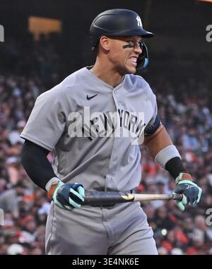 New York Yankees Aaron juge grimpe après avoir attaqué les Giants de San Francisco à Oracle Park à San Francisco le mercredi 25 mars 2026. Les Yankees éliminent les Giants 7-0. Photo de Terry Schmitt/UPI Banque D'Images