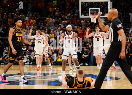 Houston, Texas, États-Unis. 28 mars 2026. Le garde de l'Illinois KYLAN BOSWELL (4) réagit après avoir été appelé à une faute contre le garde de l'Iowa BENNETT STIRTZ (14) lors du match Elite huit du tournoi de basket-ball masculin de la NCAA entre les Illinois Fighting Illini et les Hawkeyes de l'Iowa le 28 mars 2026 à Houston, Texas. Illinois a gagné, 71-59. (Crédit image : © Scott Coleman/ZUMA Press Wire) USAGE ÉDITORIAL SEULEMENT ! Non destiné à UN USAGE commercial ! Banque D'Images