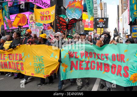 New York, États-Unis. 28 mars 2026. Des manifestants défilent en brandissant des banderoles et des pancartes lors d’une manifestation Trump à Times Square. Des manifestants à Manhattan, New York City ont protesté contre Donald Trump dans un rassemblement « No Kings ». Les manifestants ont affirmé que Trump agissait comme s'il avait le pouvoir ultime et contestait le système de freins et contrepoids du gouvernement. Les manifestants ont condamné la guerre des États-Unis et d'Israël contre l'Iran. Immigration et application des douanes ou ICE pour arrêter et expulser des immigrants. Crédit : SOPA images Limited/Alamy Live News Banque D'Images