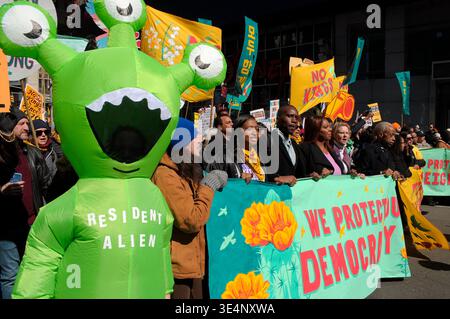 New York, États-Unis. 28 mars 2026. Un manifestant vêtu d'un costume extraterrestre marche lors d'une manifestation Trump à Times Square. Des manifestants à Manhattan, New York City ont protesté contre Donald Trump dans un rassemblement « No Kings ». Les manifestants ont affirmé que Trump agissait comme s'il avait le pouvoir ultime et contestait le système de freins et contrepoids du gouvernement. Les manifestants ont condamné la guerre des États-Unis et d'Israël contre l'Iran. Immigration et application des douanes ou ICE pour arrêter et expulser des immigrants. Crédit : SOPA images Limited/Alamy Live News Banque D'Images
