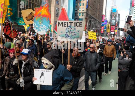 Des manifestants défilent avec des pancartes lors d'une manifestation Trump à Times Square. Des manifestants à Manhattan, New York City ont protesté contre Donald Trump dans un rassemblement « No Kings ». Les manifestants ont affirmé que Trump agissait comme s'il avait le pouvoir ultime et contestait le système de freins et contrepoids du gouvernement. Les manifestants ont condamné la guerre des États-Unis et d'Israël contre l'Iran. Les activistes ont également dénoncé les politiques d'immigration de Trump et l'application de la loi américaine sur l'immigration et les douanes ou ICE pour l'arrestation et la déportation d'immigrants. (Photo Jimin Kim/SOPA images/SIPA USA) Banque D'Images