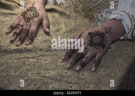 Tatouage marocain au henné sur les mains féminines lors de la cérémonie de célébration traditionnelle Banque D'Images