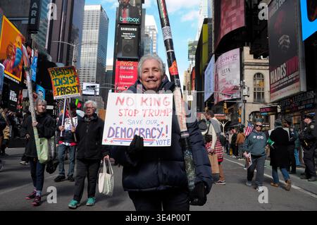 Un manifestant tient une pancarte lors d’une manifestation Trump à Times Square. Des manifestants à Manhattan, New York City ont protesté contre Donald Trump dans un rassemblement « No Kings ». Les manifestants ont affirmé que Trump agissait comme s'il avait le pouvoir ultime et contestait le système de freins et contrepoids du gouvernement. Les manifestants ont condamné la guerre des États-Unis et d'Israël contre l'Iran. Les activistes ont également dénoncé les politiques d'immigration de Trump et l'application de la loi américaine sur l'immigration et les douanes ou ICE pour l'arrestation et la déportation d'immigrants. (Photo Jimin Kim/SOPA images/SIPA USA) Banque D'Images