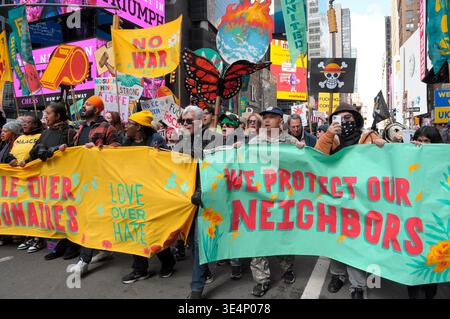 Des manifestants défilent en brandissant des banderoles et des pancartes lors d’une manifestation Trump à Times Square. Des manifestants à Manhattan, New York City ont protesté contre Donald Trump dans un rassemblement « No Kings ». Les manifestants ont affirmé que Trump agissait comme s'il avait le pouvoir ultime et contestait le système de freins et contrepoids du gouvernement. Les manifestants ont condamné la guerre des États-Unis et d'Israël contre l'Iran. Les activistes ont également dénoncé les politiques d'immigration de Trump et l'application de la loi américaine sur l'immigration et les douanes ou ICE pour l'arrestation et la déportation d'immigrants. (Photo Jimin Kim/SOPA images/SIPA USA) Banque D'Images