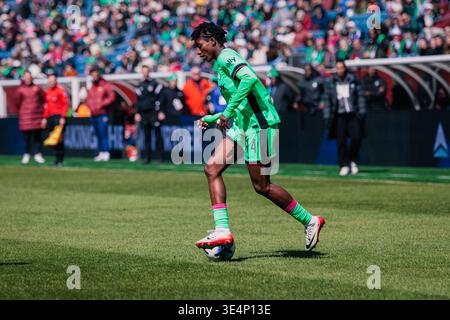 Aïssata Traoré du Boston Legacy FC dribble la balle lors d'un match de la Ligue nationale de football féminin contre l'Utah Royals FC au Gillette Stadium. Banque D'Images
