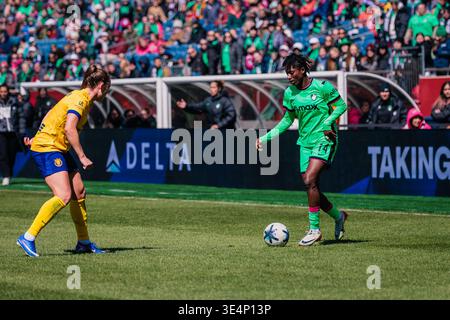 Aïssata Traoré (Boston Legacy FC, maillot vert) dribble le ballon devant un joueur de l'Utah Royals FC (maillot jaune) lors d'un match de la NWSL au Gillette Stadiu Banque D'Images
