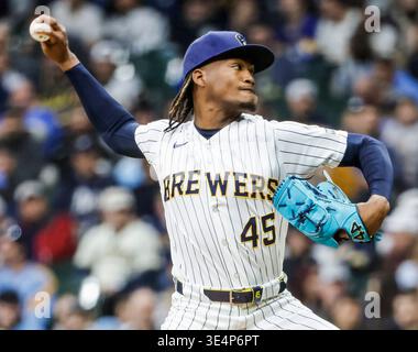 Milwaukee, États-Unis. 28 mars 2026. Abner Uribe, lanceur des Milwaukee Brewers, lance la huitième manche du match MLB entre les White Sox de Chicago et les Brewers de Milwaukee à American Family Field à Milwaukee, Wisconsin, le samedi 28 mars 2026. Les Brewers battent les White Sox 6-1. Photo de Tannen Maury/UPI crédit : UPI/Alamy Live News Banque D'Images