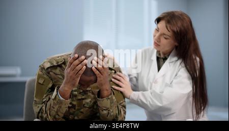 Soldat et médecin s’assoient ensemble, discutant du soutien en santé mentale Banque D'Images