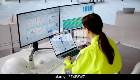 Femme ingénieur effectuant l'analyse de contrainte 3D et la métrologie de précision sur ordinateur dans une installation industrielle moderne Banque D'Images