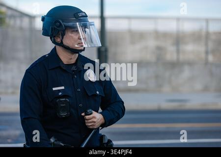 Los Angeles, États-Unis. 28 mars 2026. Un policier se tient devant le Metropolitan Detention Center dans le centre de Los Angeles. Crédit : SOPA images Limited/Alamy Live News Banque D'Images