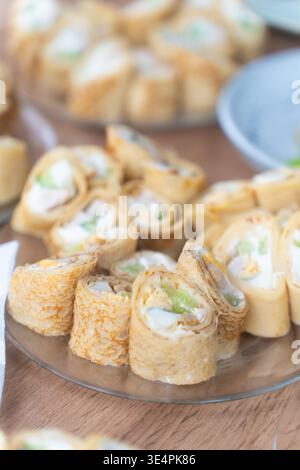 Table de hors-d'œuvre gastronomique de luxe avec canapés élégants et amuse-gueules magnifiquement agencés pour un événement en plein air. Concept de restauration de haute qualité pour Banque D'Images
