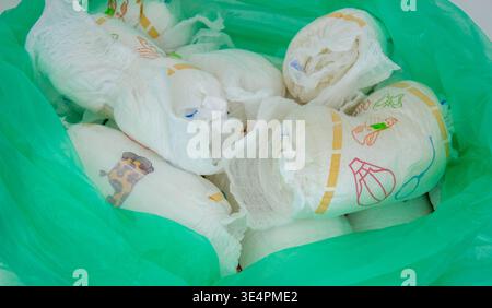 Poubelle pleine avec des couches usagées sales pour bébés, vue rapprochée. Banque D'Images