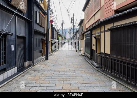 Bâtiments traditionnels en bois le long d'une rue calme dans le quartier Gion de Kyoto, Kansai, Japon Banque D'Images