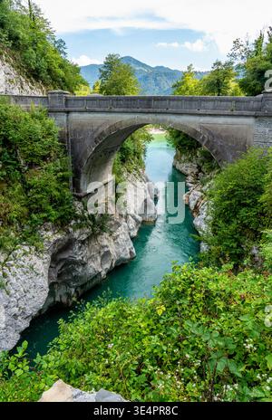 Vue panoramique d'été le long de la rivière Isonzo (Soca) en Slovénie. Banque D'Images