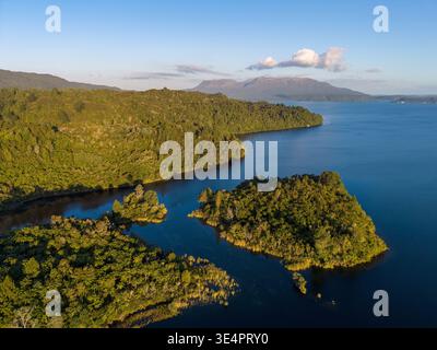 Lac Tarawera, Nouvelle-Zélande. L'île d'Otumutu est au premier plan, avec le mont Tarawera à l'horizon. Vue aérienne. Banque D'Images