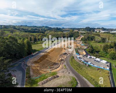 Grands travaux de terrassement lors d'un projet de construction de ponts sur la rivière Omanawa, Bay of Plenty, Nouvelle-Zélande. Vue aérienne Banque D'Images