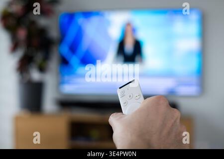 Télécommande du téléviseur dans la main du spectateur. Banque D'Images