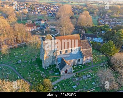 vue aérienne de l'église paroissiale st andrews classée grade 1 à steyning west sussex datant de c 1080 Banque D'Images