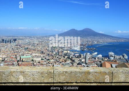 Vue panoramique de la ville de Naples avec le célèbre Mont Vésuve en arrière-plan au coucher du soleil en Italie Banque D'Images