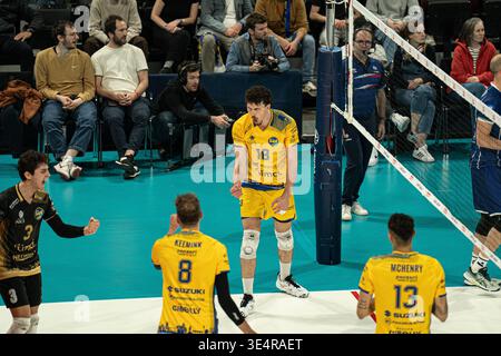 Paris, France, 28 mars 2026 : les joueurs de Nice volley célèbrent avoir marqué un point lors de la finale de la Coupe de France de volleyball à l'Adidas Arena. Malgré leur intensité, l'équipe de Nice perd contre Paris volley dans le match. Crédit : Terry Edmond crédit : Terry Edmond/Alamy Live News Banque D'Images