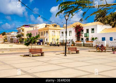 La place à Sal Rei la ville principale sur Boa Vista, Cap-Vert / Cabo Verde îles Banque D'Images