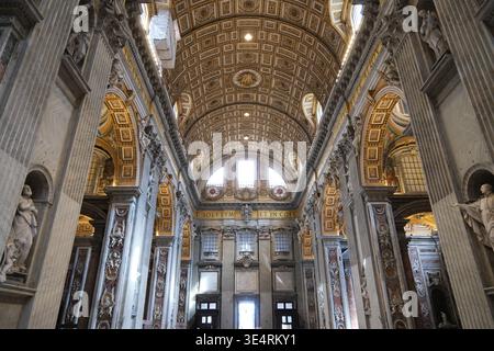 Vatican-Sep.25th 2025 : magnifique intérieur de nef de la basilique Pierre, Vatican Banque D'Images