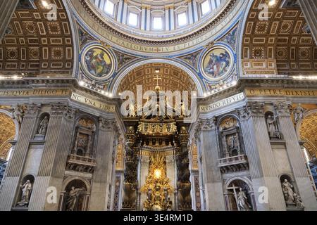 Vatican-Sep.25th 2025 : grand angle à l'intérieur de la basilique Pierre, dôme orné, arches et plafond voûté au-dessus du Baldacchino Banque D'Images