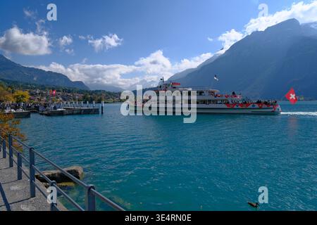 Brienz, Suisse-Oct.1st 2025 : ferry suisse sur les eaux turquoises du lac de Brienz contre les majestueuses montagnes alpines Banque D'Images