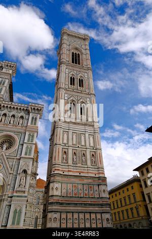 Campanile de Giotto à Florence, Italie. Vue en angle bas Banque D'Images